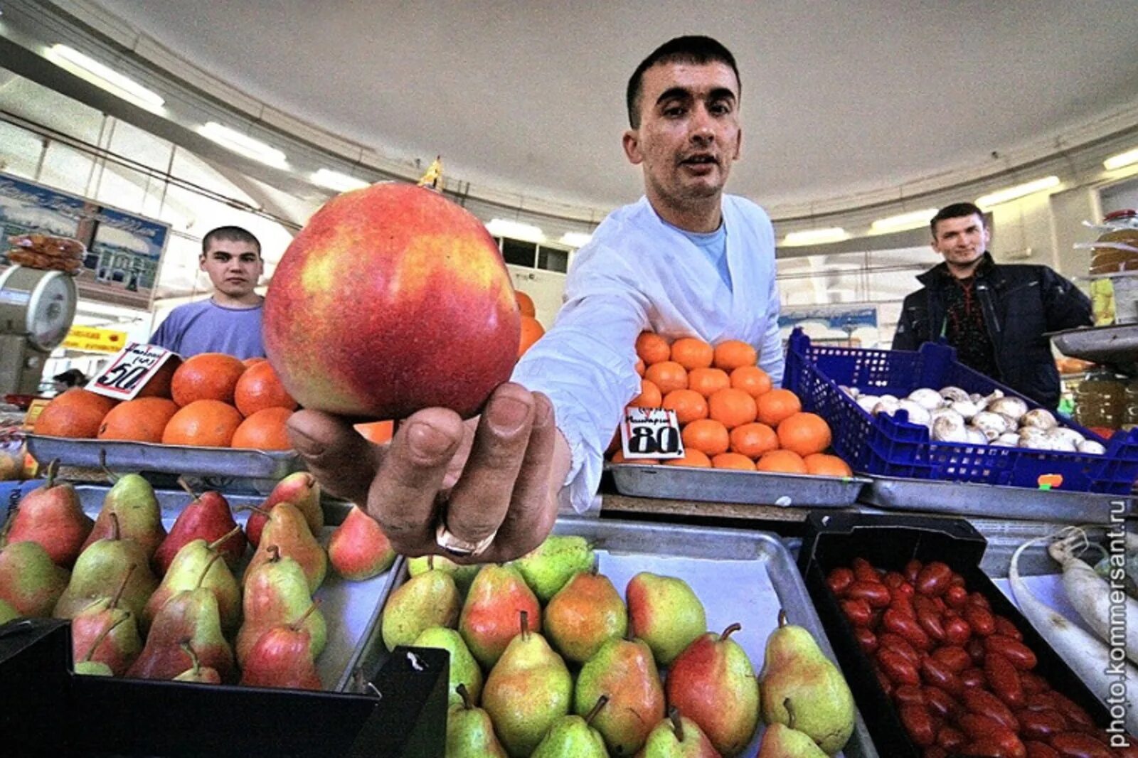 Продавец фруктов на рынке. Азербайджанцы на рынке. Торговец на рынке. Торгаш с базара.
