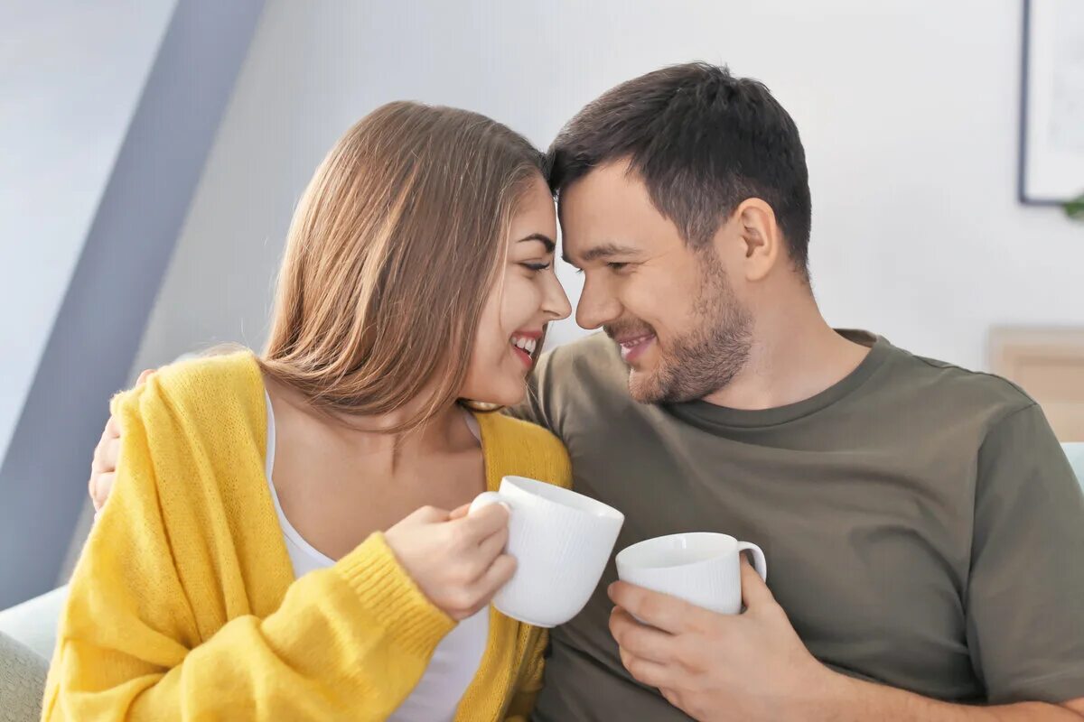 Увидела как будущий муж целует другую. Пара пьет чай. Молодая пара пьет чай. Мужчина и женщина пьют чай. Пара в отношениях пьют чай.