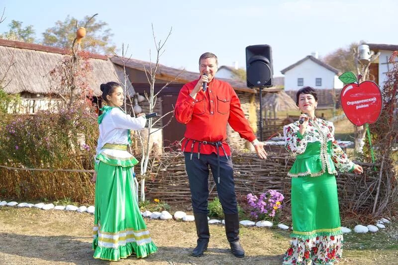 Погода отрадная отрадненского на 10 дней. Отрадненский район дом культуры. Дворец культуры Отрадненского района. Отдел образования ст Отрадная Краснодарский край Отрадненский район. Сцена дома культуры в станице Отрадная отрадненискй пайлн.