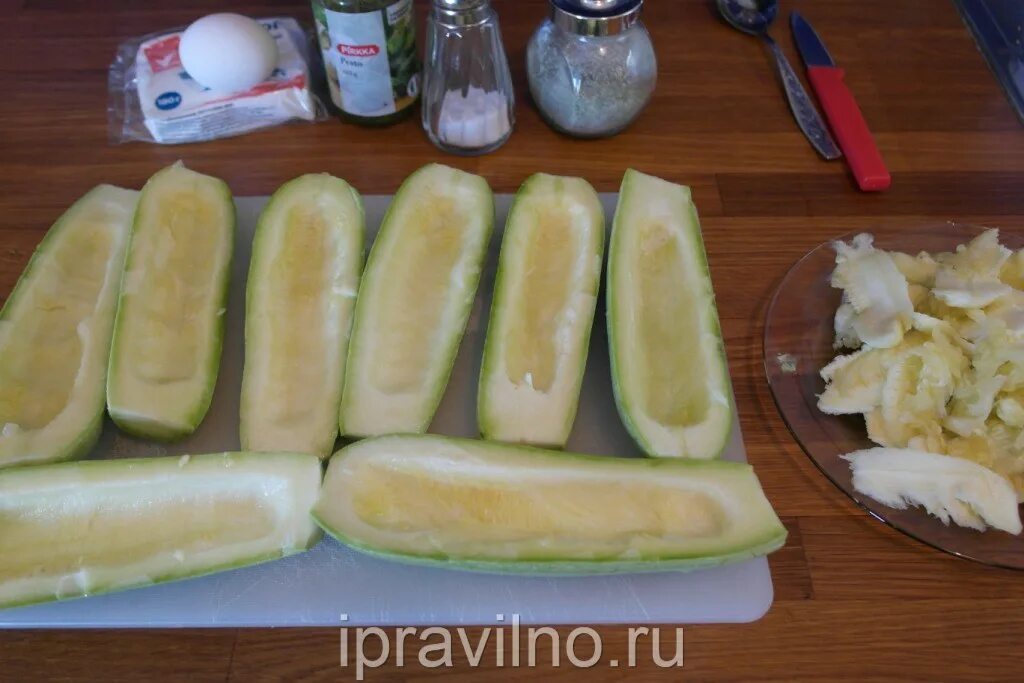 Рулетики из кабачков на сковороде с сосисками. Сосиска в кабачке в духовке. Сосиски цукини. Лодочка с сосиской. Рецепт кабачков с сосиской.