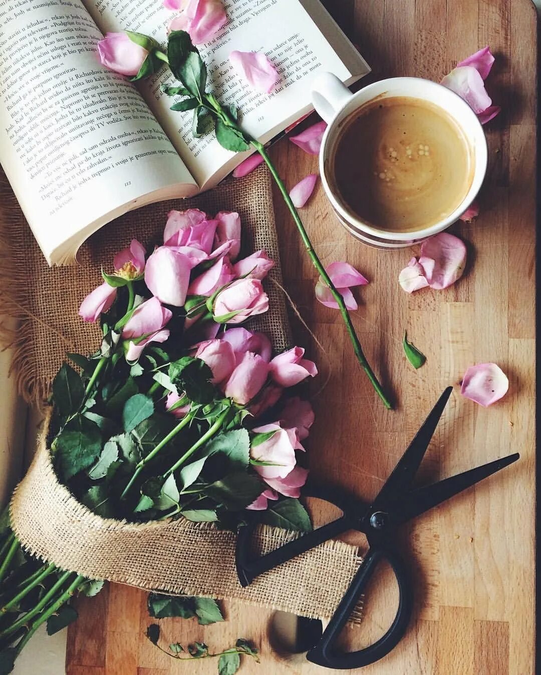 Кофе и цветы. Уютные весенние цветы. Чашка кофе и цветы. Книга цветы.