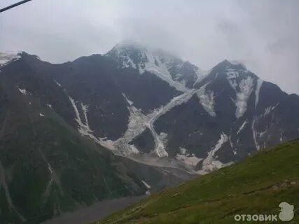 Эльбрус красавец смотрит сквозь тучи