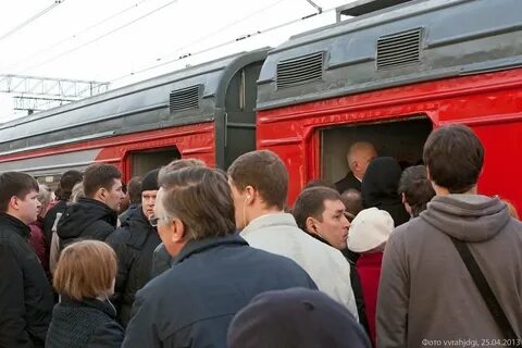 Электричка стоит на месте