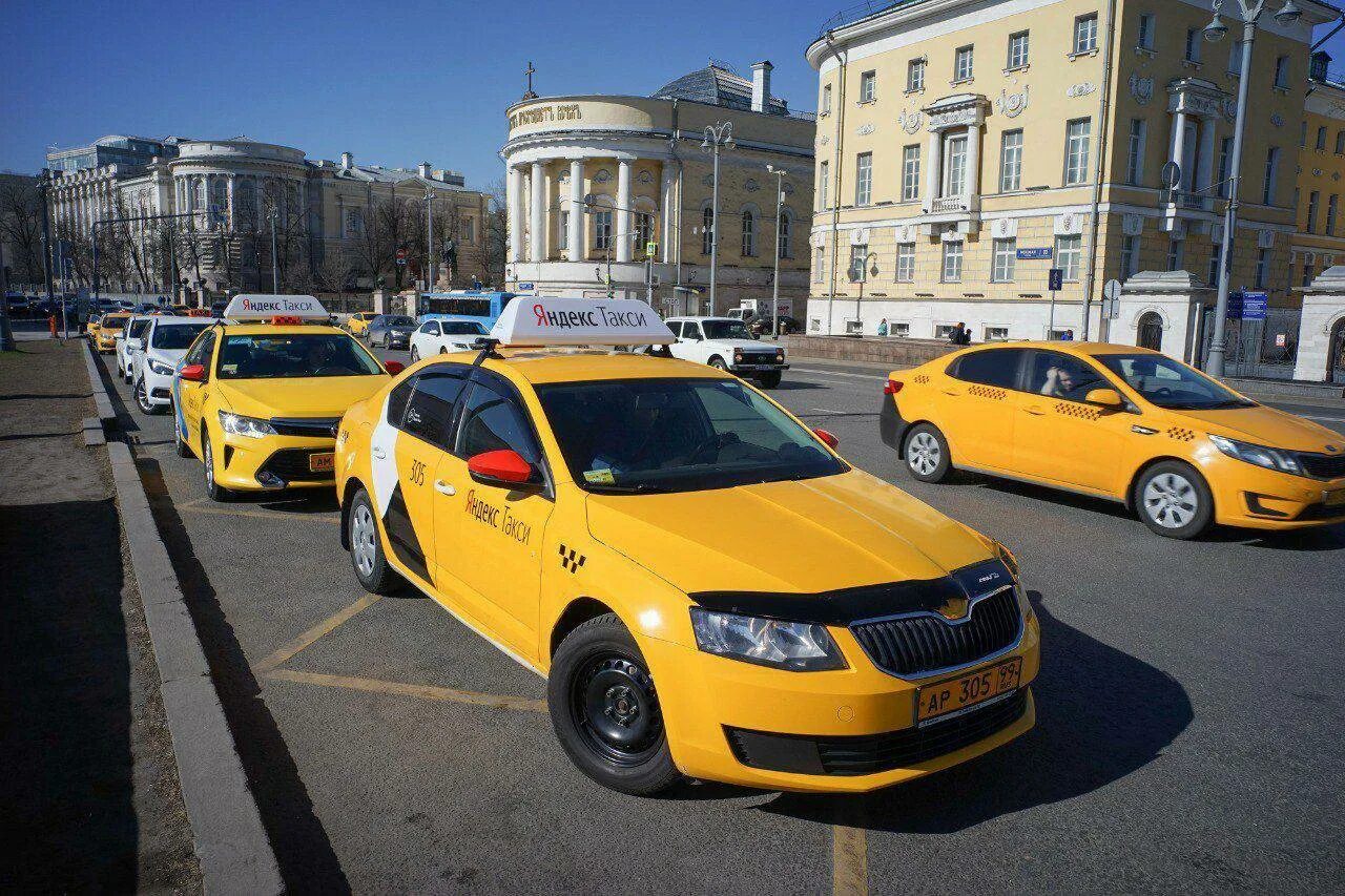 Самозанятый такси москва. Такси Москва. Желтое такси Москва. Московское такси. Новое желтое такси.