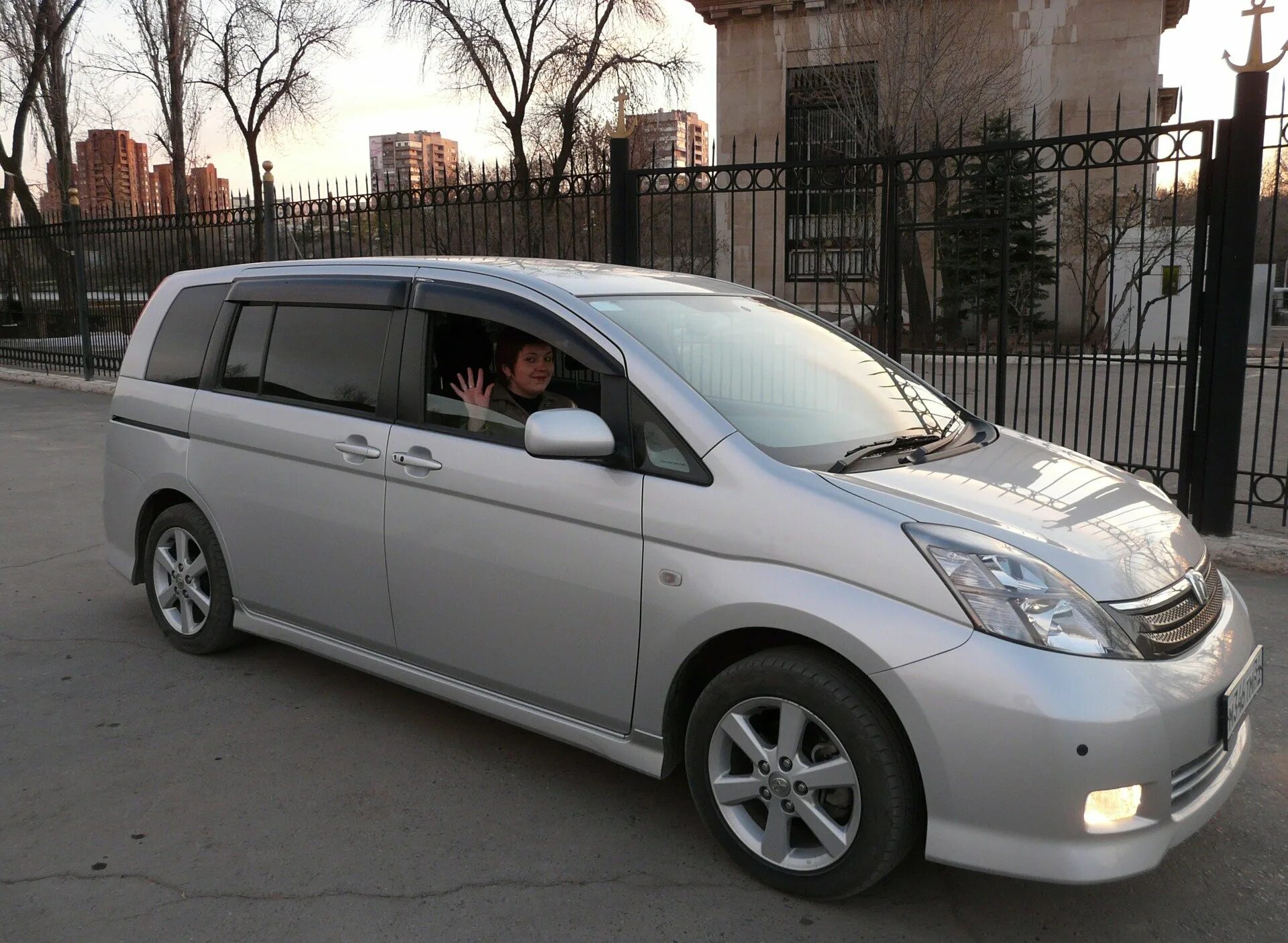 Toyota Isis. Тойота Исис 2005. Toyota Isis anm10. Toyota Isis Platana. Москва тойота исис