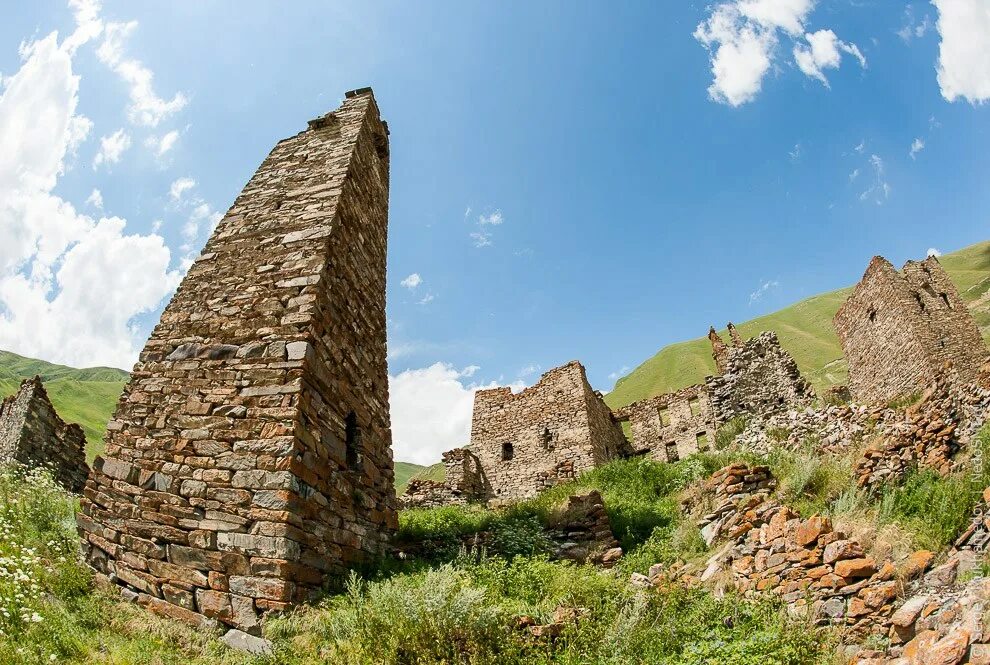 Фиагдон северная осетия. Родовые башни северная осетия алания. Башня абисаловых северная осетия. Куртатинское ущелье фиагдон. Сторожевая башня в даргавс.