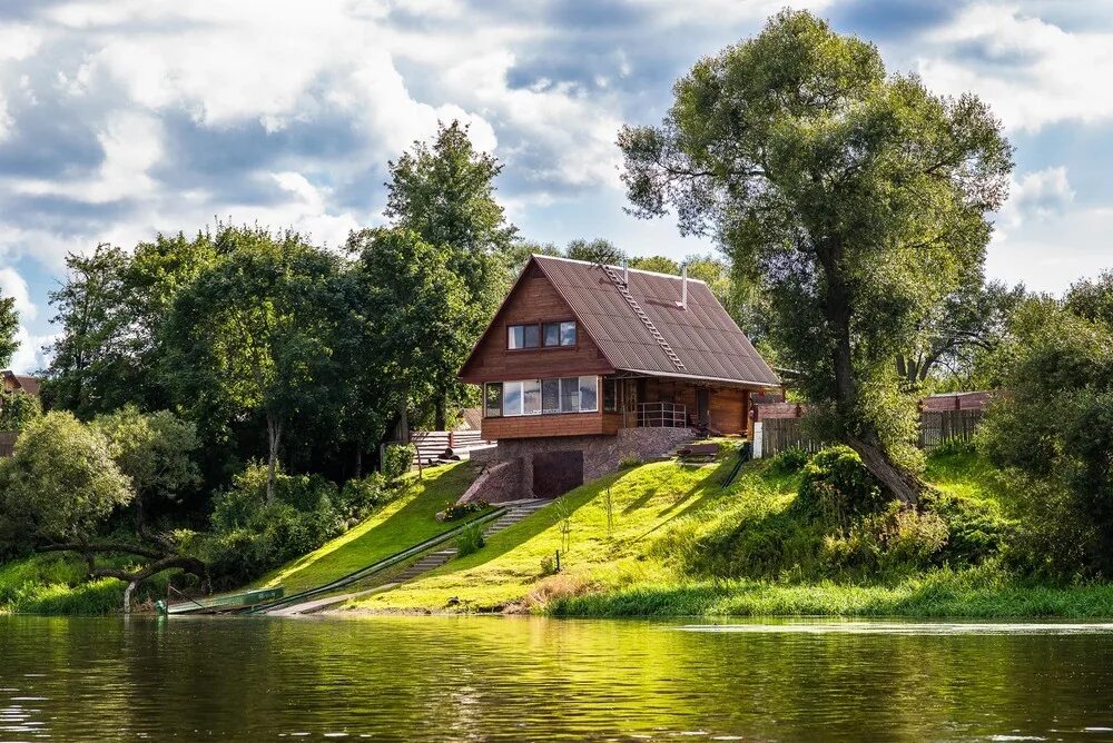 Загородная природа. Дом у реки Чертовицк Воронеж. Озеро холмы Истринский район. Дома у реки. Деревенский домик.