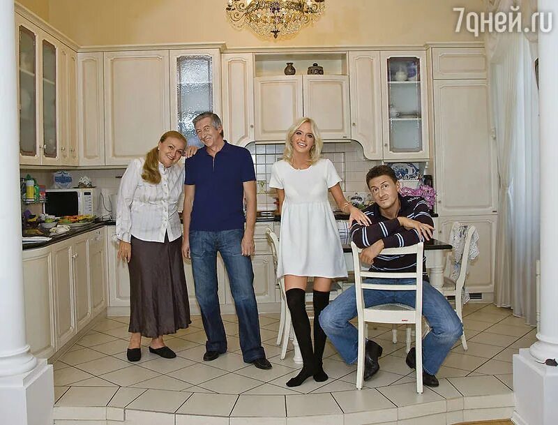 иван волков и чулпан. милана хаметова родители. татьяна юмашева наина ельцина. анастасия радзинская like nastya. вита корниенко.