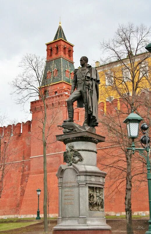 Памятник александру первому. Памятник императору Александру 1 в Москве. Москва Александровский сад памятник императору Александру i. Памятник Александру 2 в Москве в Александровском саду. Памятник императору Александру 1 в Александровском саду.