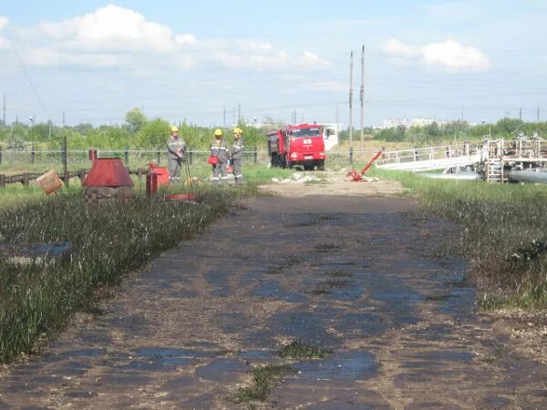 Взрыв на нпз в новокуйбышевске. Разлив нефти на НПЗ. Разгерметизация резервуара Новокуйбышевск. Утечка нефти из береговых резервуаров. Разлив в Самаре 2023.