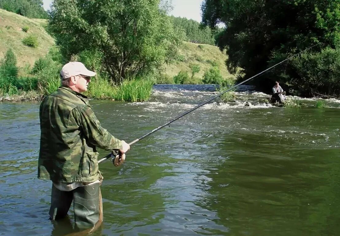 Рыбалка летом. Рыбалка с удочкой на реке. Река удочка. Удочка для рыбалки.