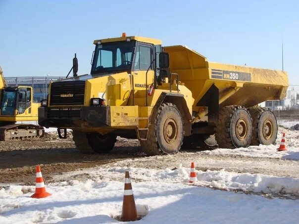 Хистори пипл учебный центр. Komatsu hm350-1. Хистори оф пипл экскаватор.