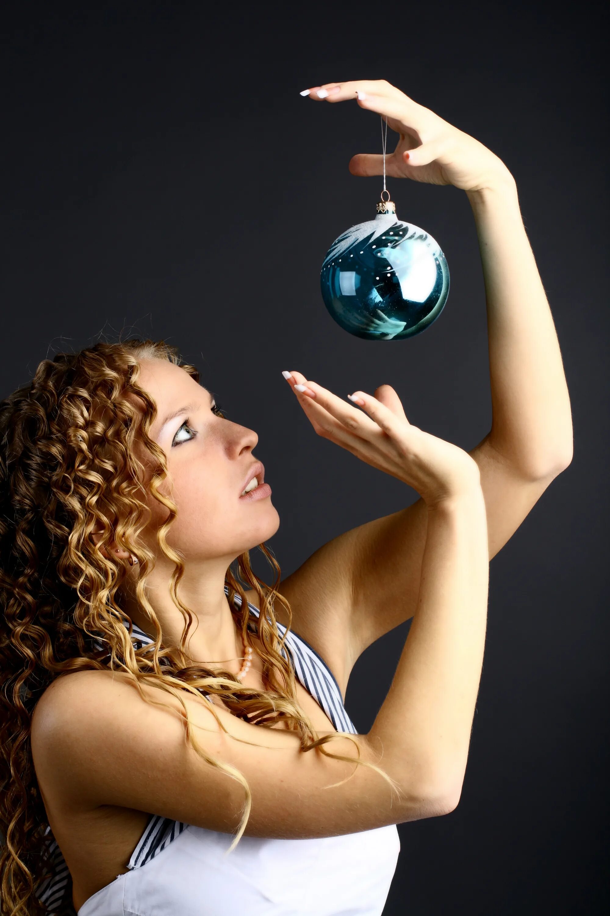 Девушка с шаром в руках. Девушка с шаром в руках. Девушка с шаром в руках. Стеклянный шар в руке. Девушка держит шар.