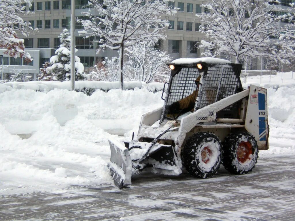 Аренда трактора снег. Bobcat s185 снегоуборка. Трактор Bobcat для уборки снега. Мини-погрузчик Bobcat для уборки снега. Бобкэт уборка снега.