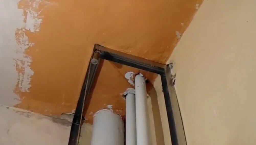 Закрыть трубы в углу