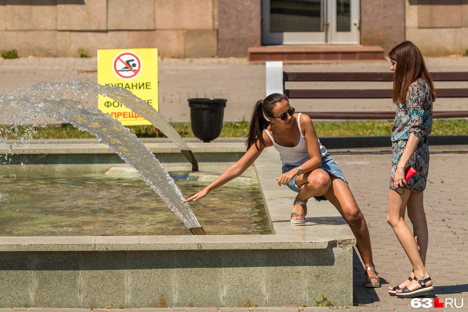 В начале августа жара стоит нестерпимая даже. В начале августа жара стоит нестерпимая даже. Девушки загорают в крыму. Открытка лето жарко. 30 градусная жара в москве.