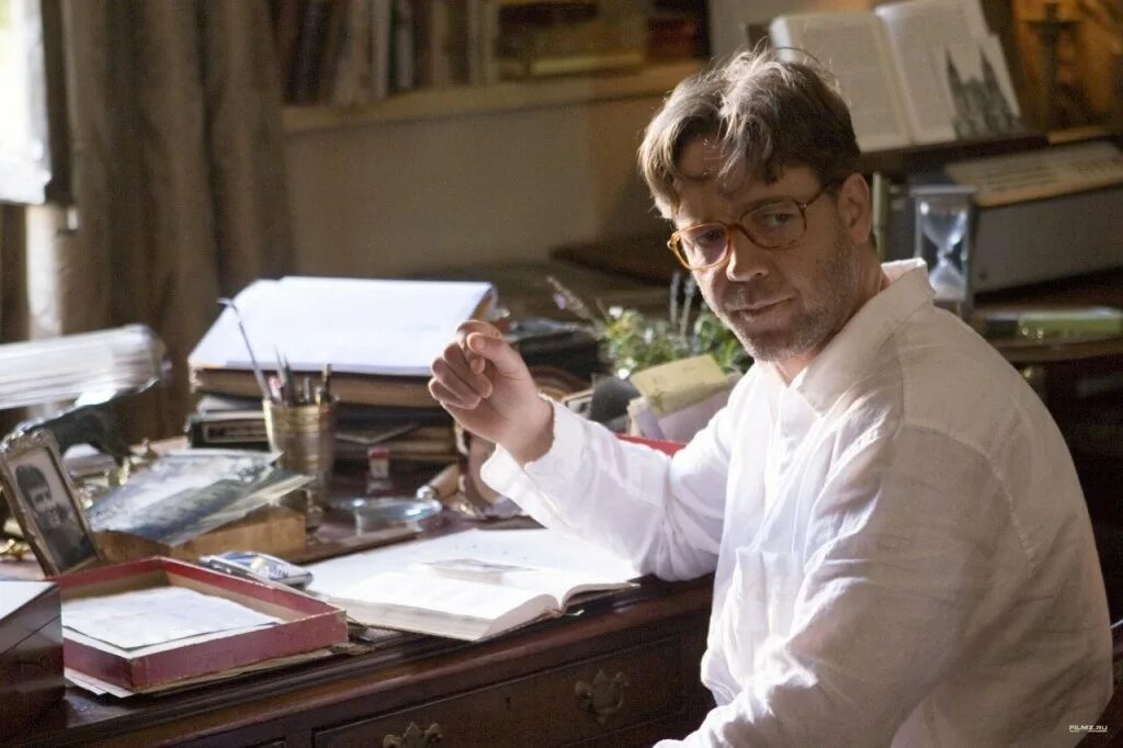 человек одержимый писательством. креативный вечер. чарльз паланик. человек одержимый писательством. мужчина писатель.