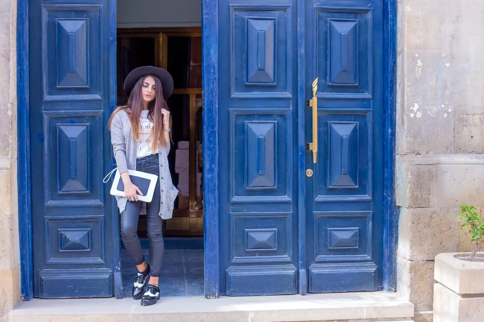 Девушка на мостике у реки. Девушка у двери. Порог ревун екатеринбург. Фотосессия у водопада девушки. Порог девушки.