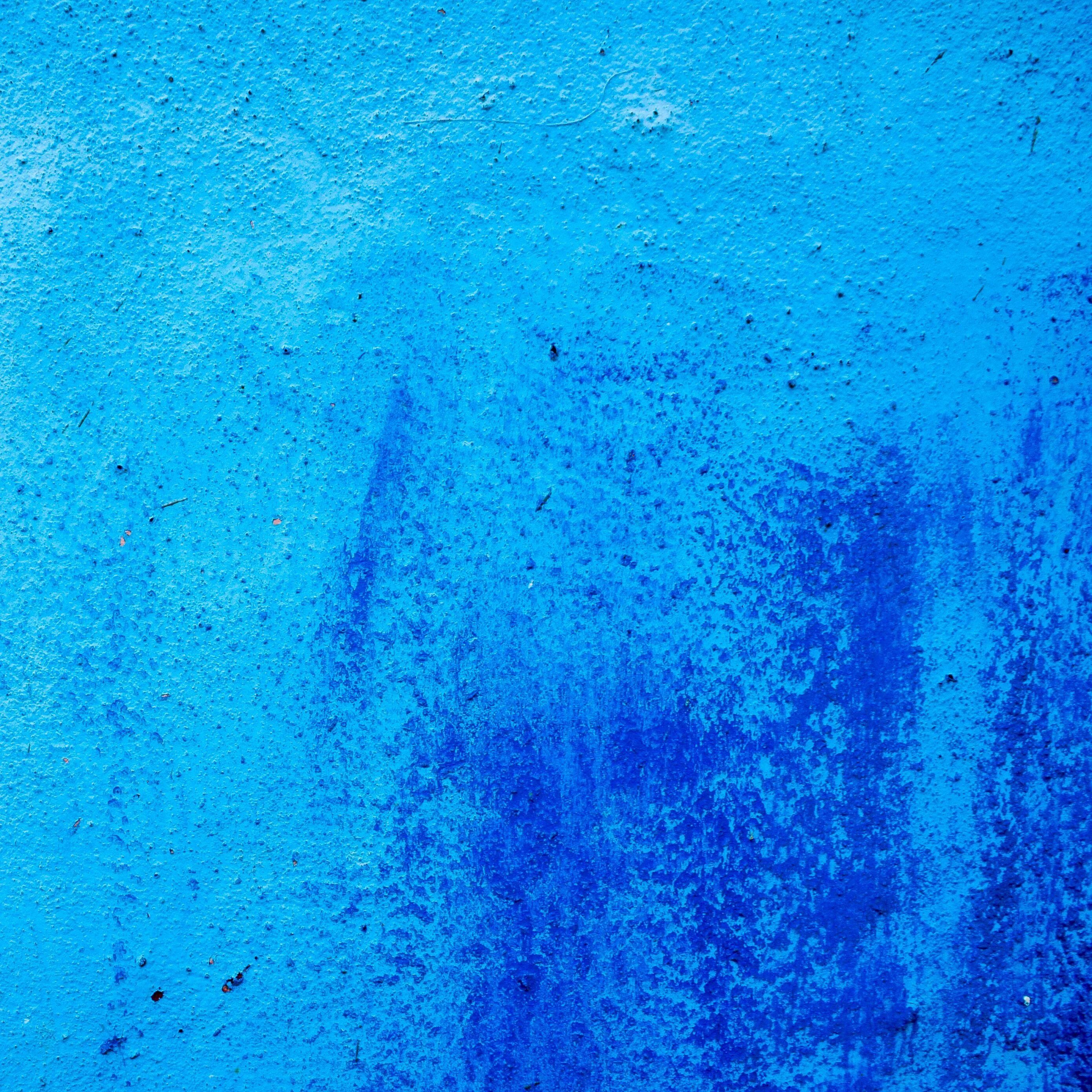 Синийя краста для волос. Кисть с голубой краской. Небесно-голубая масляная краска. Флуоресцентная краска синяя. Текстура мазки.