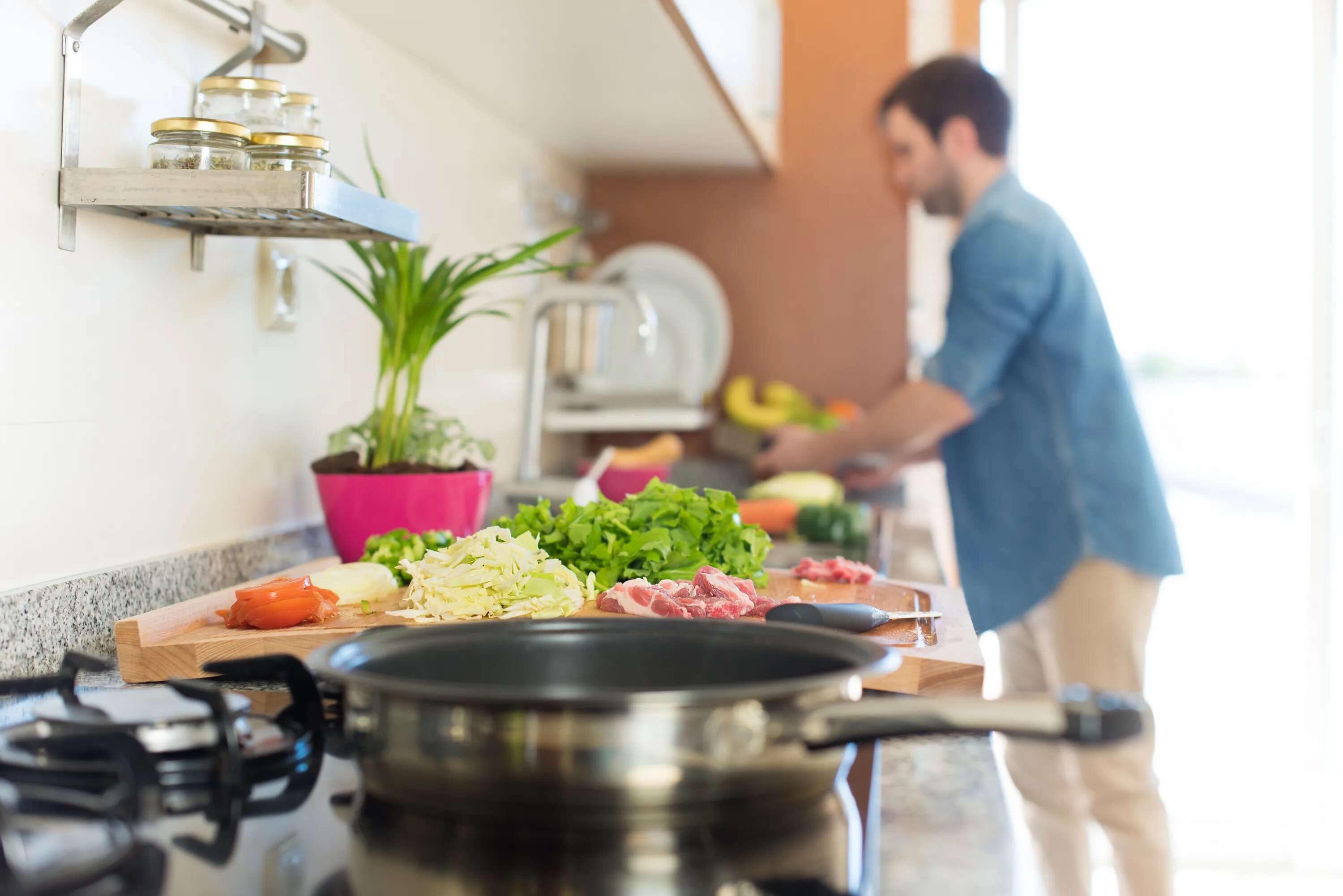 Cooking man. Готовка на кухне. Приготовление пищи на кухне. Процесс приготовления пищи. Готовит на кухне.