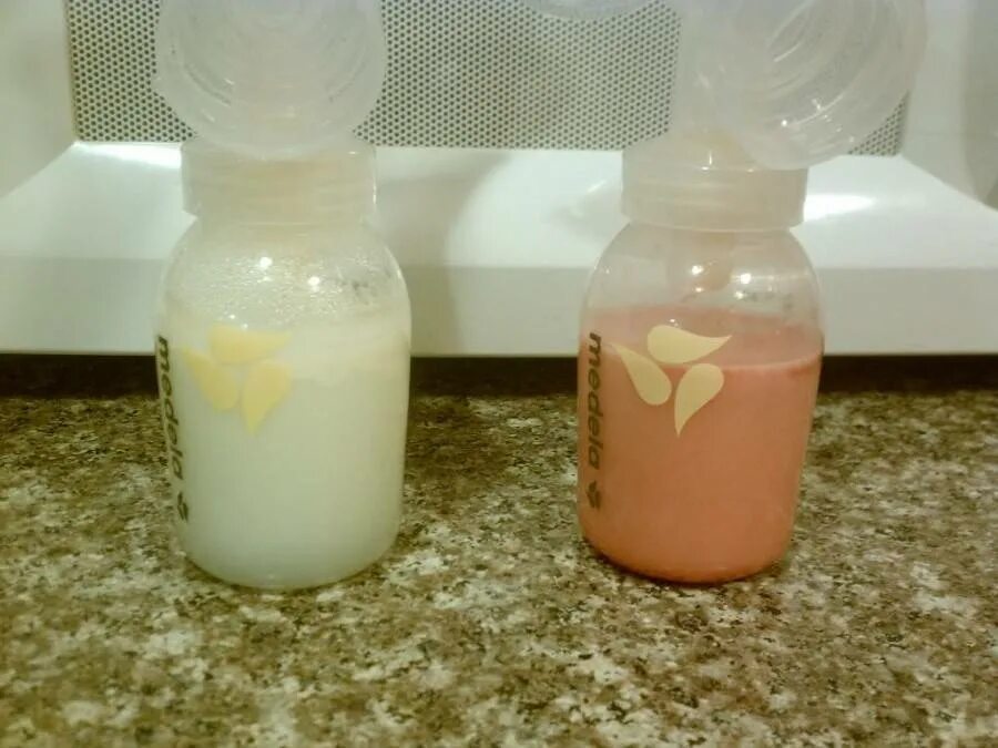 Молоко после 25 лет. Грудное молоко. Материнское молоко цвет. Женское молоко. Цвет сцеженного грудного молока.