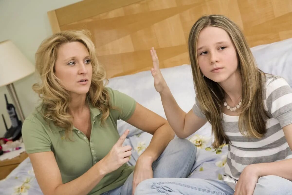 Мама и подросток. Подростки и родители. Подростковый кризис. Подросток ссорится с мамой.