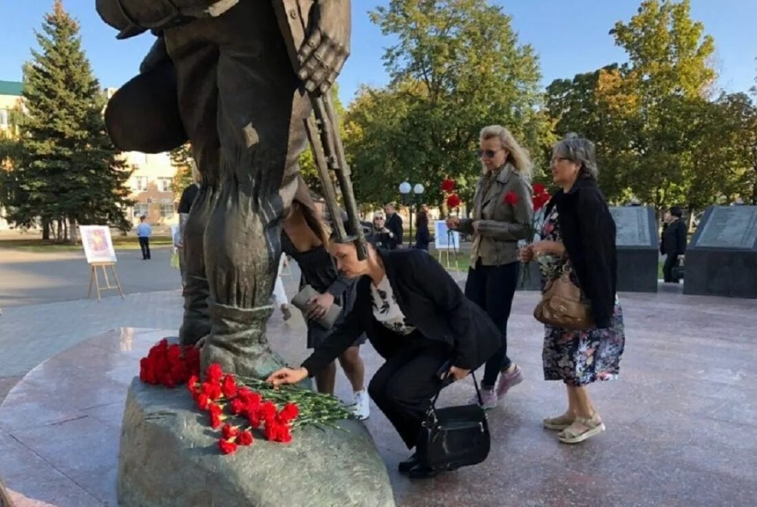 Беслан 3 сентября сколько погибло. Трагедия в Беслане 1 сентября 2004. Трагедия в Беслане 3 сентября 2004. Беслан 3 сентября 2004 памятник.