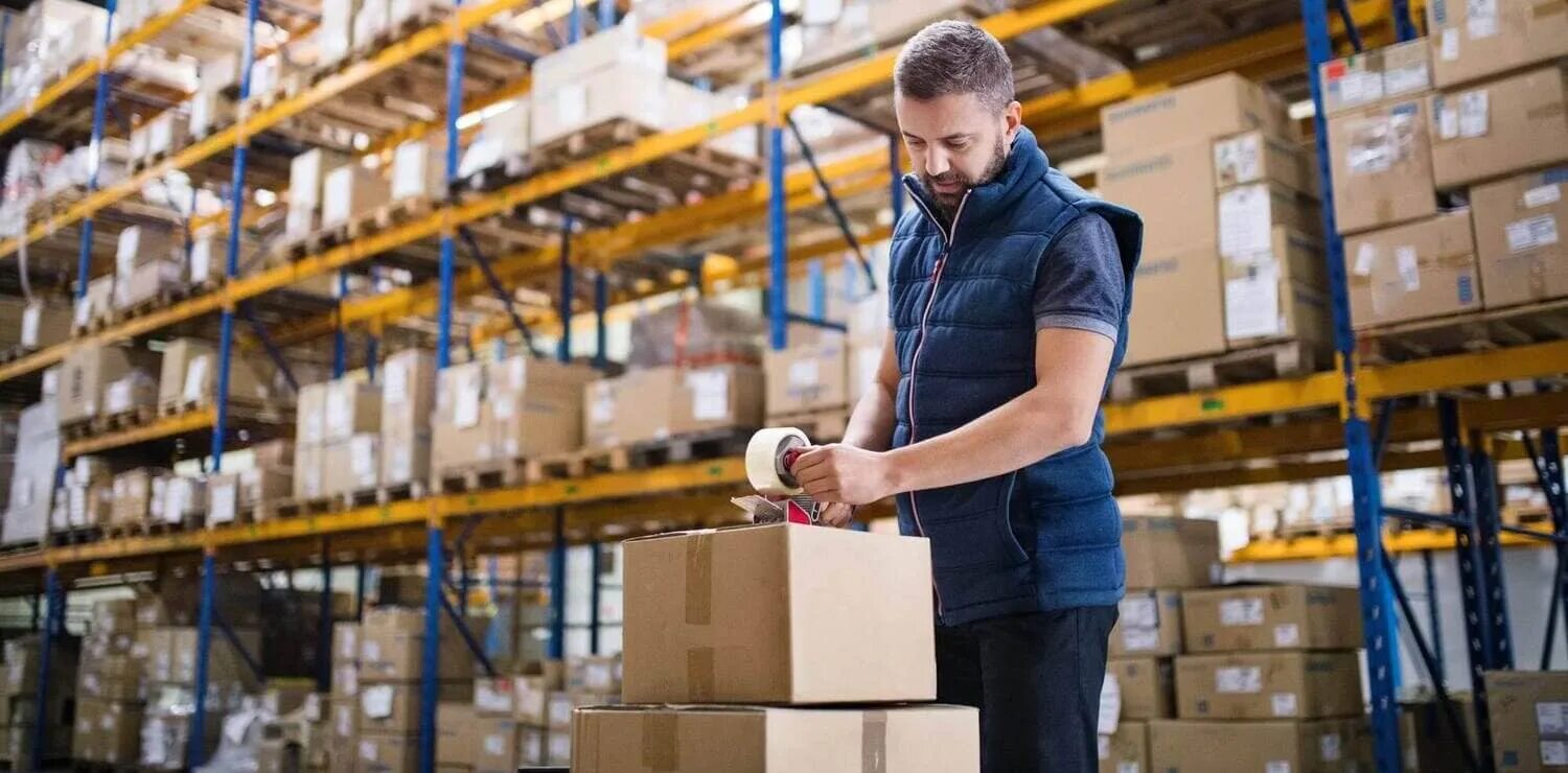 Человек на складе. Работник склада. Комплектовщик на склад. Рабочий склада. Комплектовщик на склад.