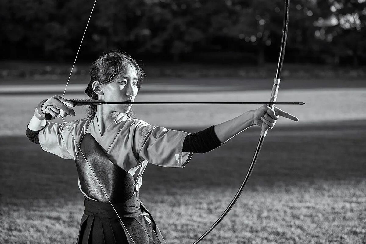 Натянутая тетива. Лук для стрельбы. Лучник. Лучник. Стреляет из лука.