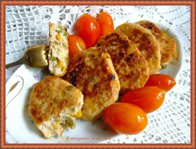 Куриные оладьи с кукурузой. Котлеты из грудки с кукурузой. Котлеты с кукурузой консервированной. Фарш с кукурузой. Котлеты с кукурузой.