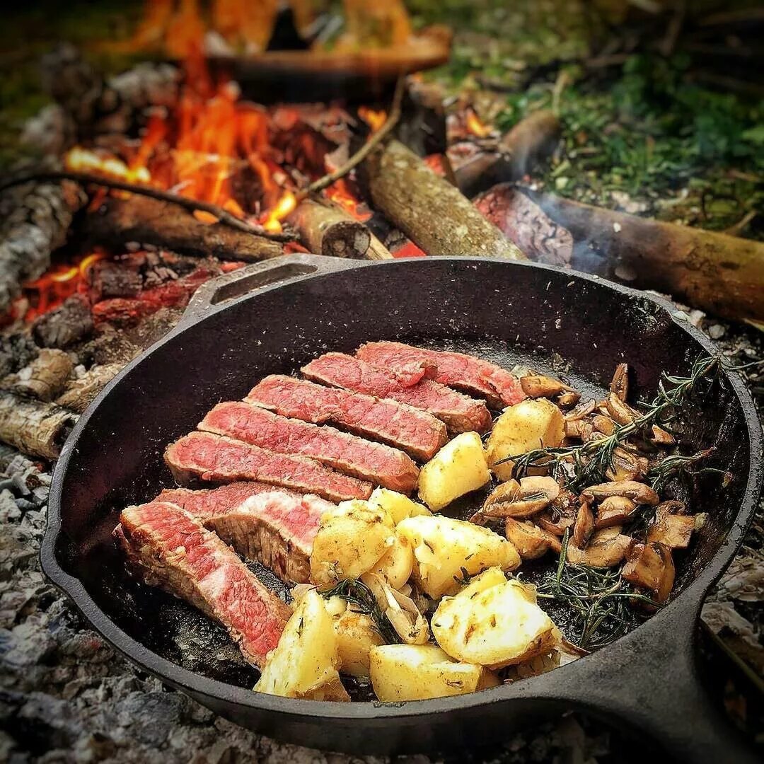 Еда на природе. Вкусный обед на природе. Что есть в природе. Блюда на костре. Вкусный ужин на даче