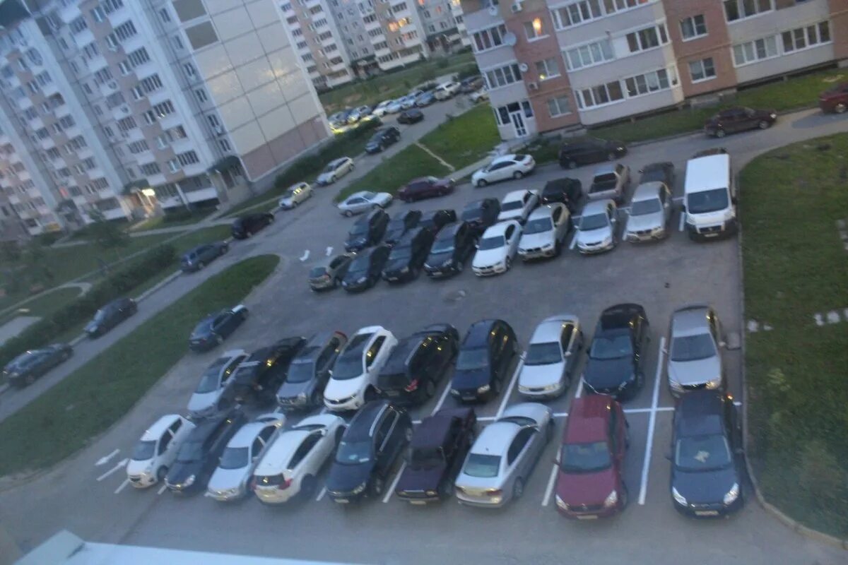 Машина во дворе. Парковка машины у дома. Стоянка автомобилей. Стоянка машин. Стоянка машин.