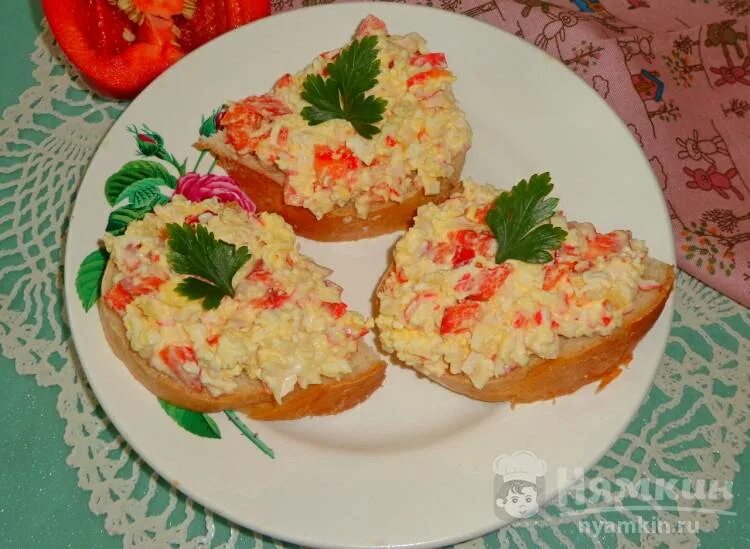 Бутерброды крабовые палочки с сыром и яйцом. Бутерброды с крабовыми палочками и сыром. Бутерброд с крабовыми палочками и грибами. Бутерброды крабовые палочки с сыром и яйцом. Горячие бутерброды с крабовыми палочками.