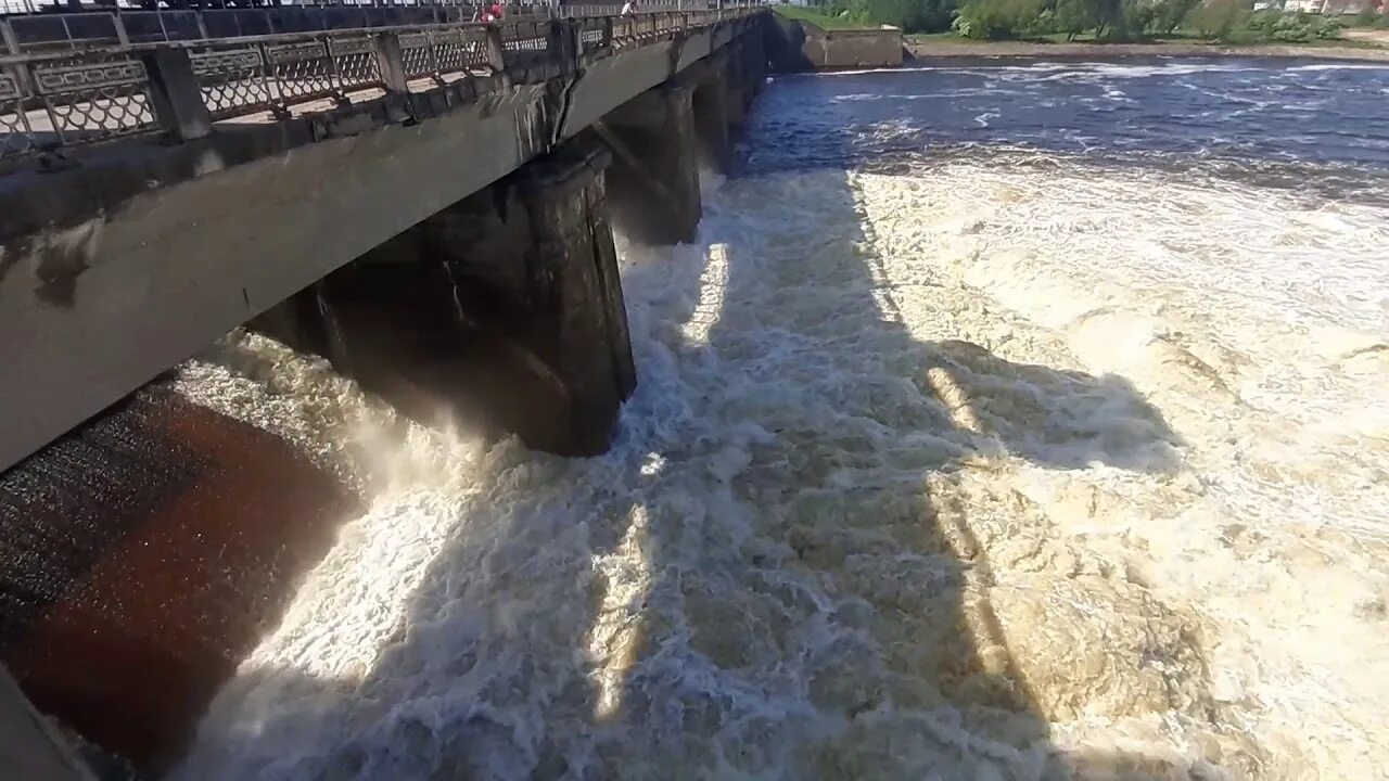 Сорочинское водохранилище сброс воды. Иваньковская ГЭС. Трояновский сброс Десногорск. Десногорская дамба. Десногорский сброс воды.