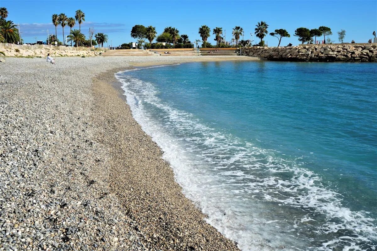 Nice beach. Ницца Франция пляжи. Ницца пляжи песчаные. Ментон Дикие пляжи. Ницца дикий пляж.