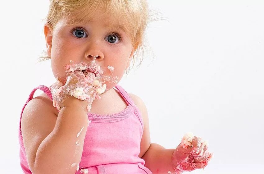 Дети и сладкое. Сладости для детей. Дети кушают сладости. Ребенок ест пирожное. Какие сладкие детки