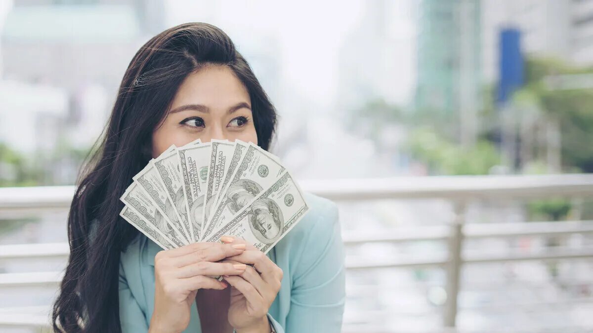 Женщина на купюре. Японка с деньгами. Вьетнамец с деньгами. Азиат с деньгами. Девушка с деньгами.