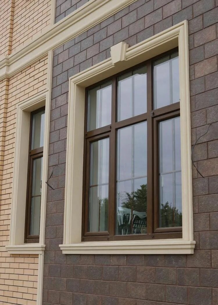 Фасады домов окна. Обрамление окон на фасаде. Отделка окон на фасаде. Отделка окон снаружи. Фасадный декор для наружной отделки.