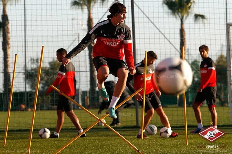 упражнения для футболистов. прыжки через препятствия. развитие физических качеств в футболе. футбольный тренировочный процесс. инвентарь для развития прыгучести и выносливости спортивный.