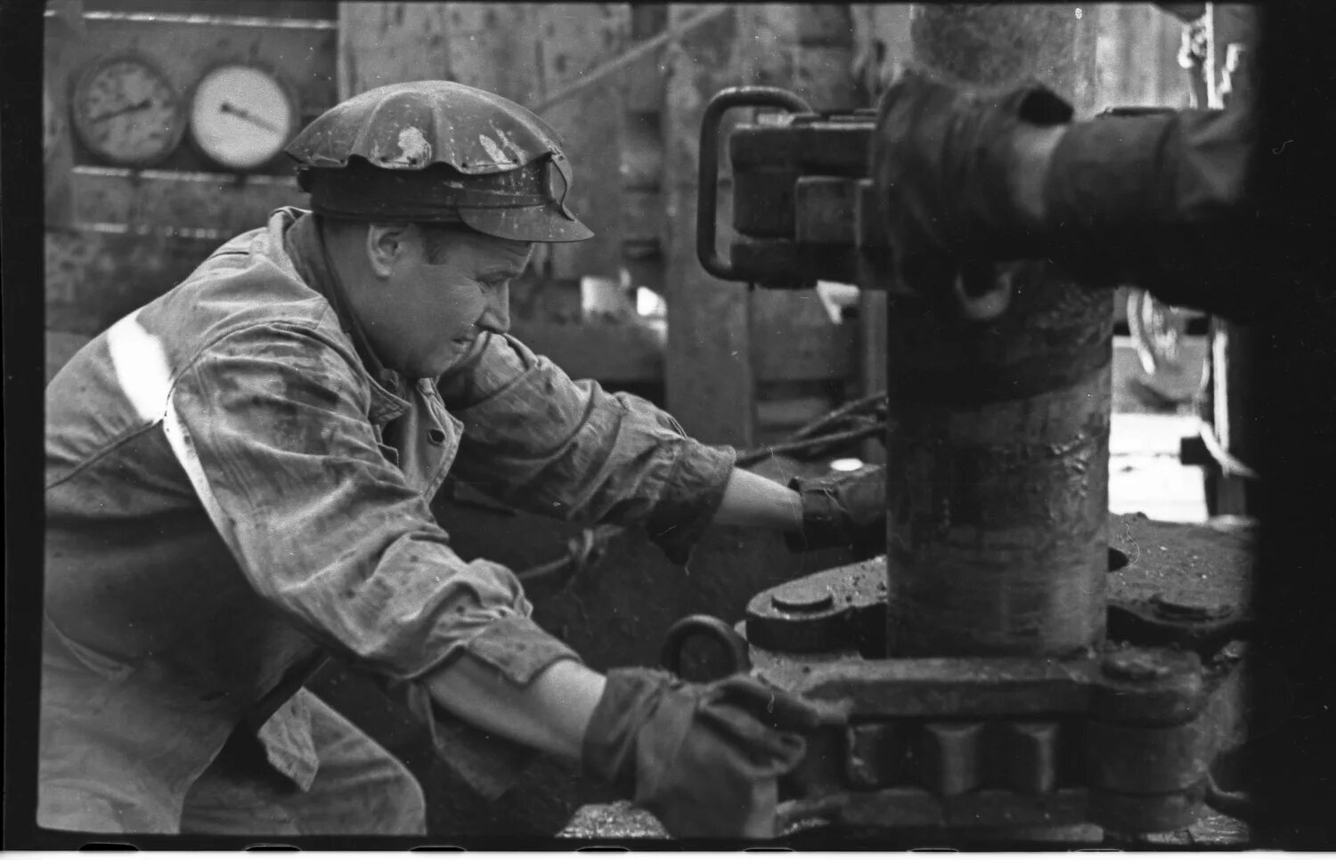 Нефтяная промышленность азербайджана 19 век. Нефтяные камни азербайджан. Профессия бурильщик. Месторождения нефти в баку. Нефтяники баку.