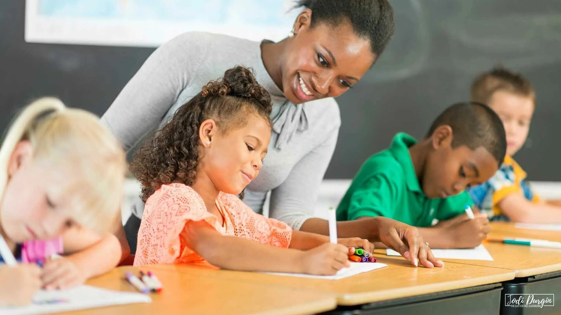 The teacher made the pupils. Дружелюбный учитель. People in the Classroom. Скольный клас у доски. Teaching картинки.