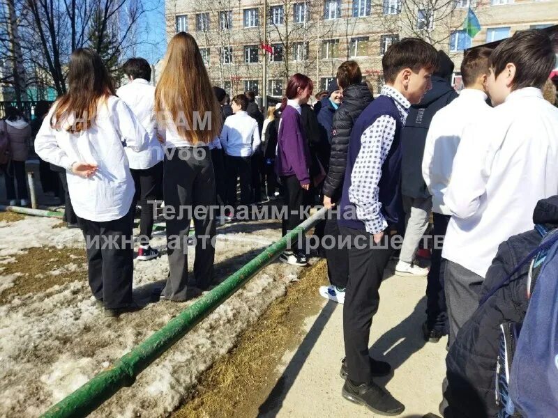 дтп омск у школы милиции. заминировали школу. эвакуация. 14 микрорайон нижневартовск. сегодня в нижневартовске эвакуировали школу.