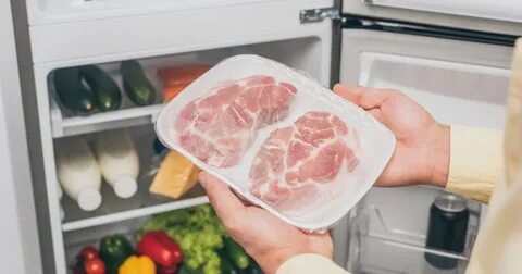 Положила мясо в холодильнике
