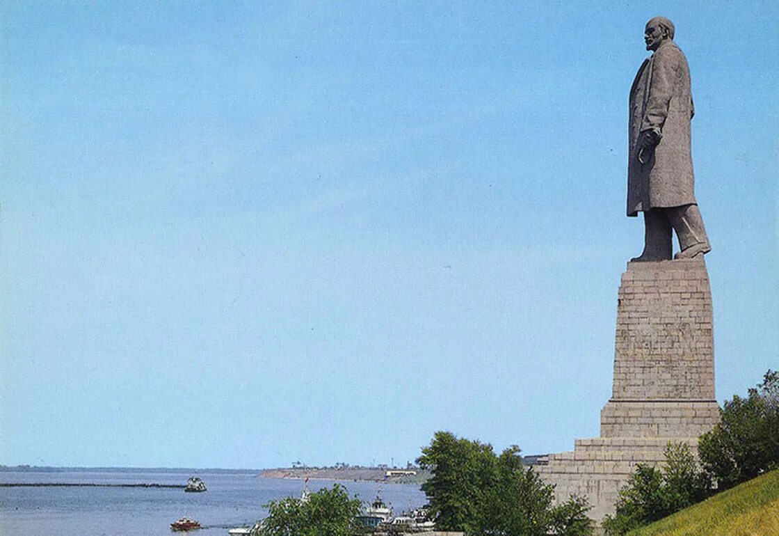 Самый большой памятник. Ленин Волгоград памятник Волгодонской канал. Волго-Донской канал статуя Ленина. Памятник Ленину у входа в Волго-Донской канал. Статуя Ленина в Волгограде.