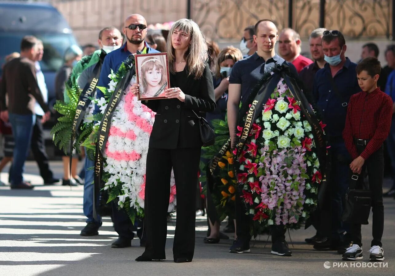 Похороненные в волгограде. Похороны девочек в Волгограде. Похороны детей погибших.