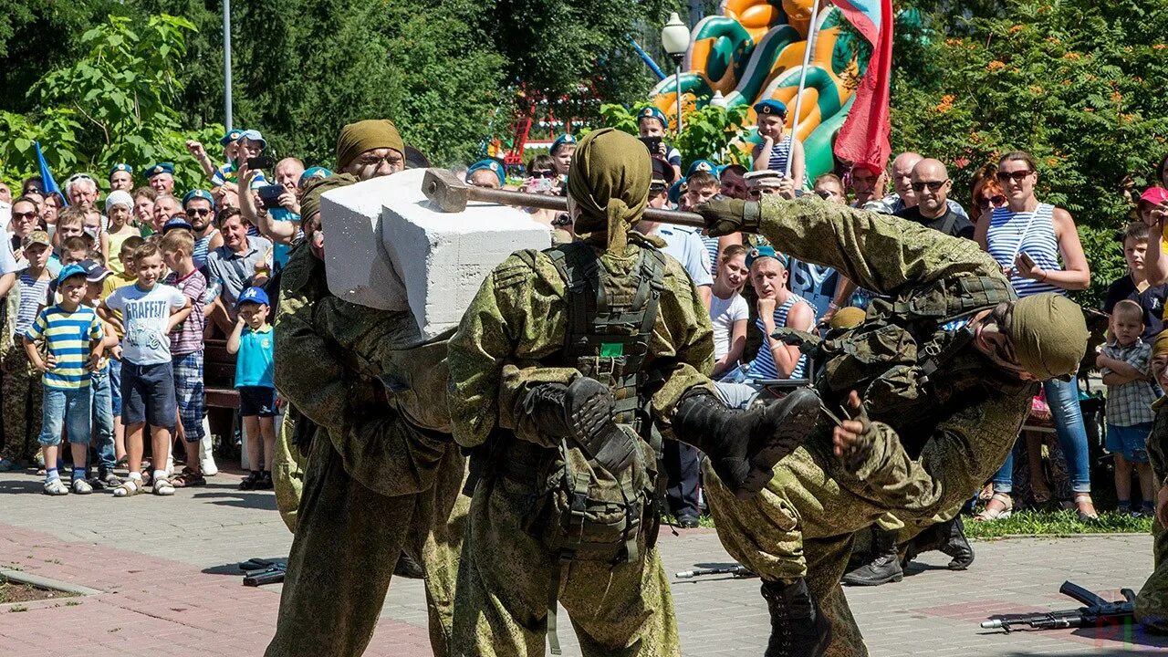 Десантник киев. ВДВ Воскресенск. Показательные выступления десантников. Показательные выступления ВДВ. Парк десантников.