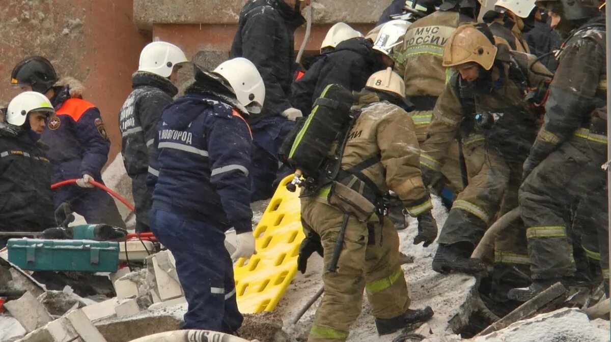 Список погибших при взрыве. Женщину вытаскивают из под завала.