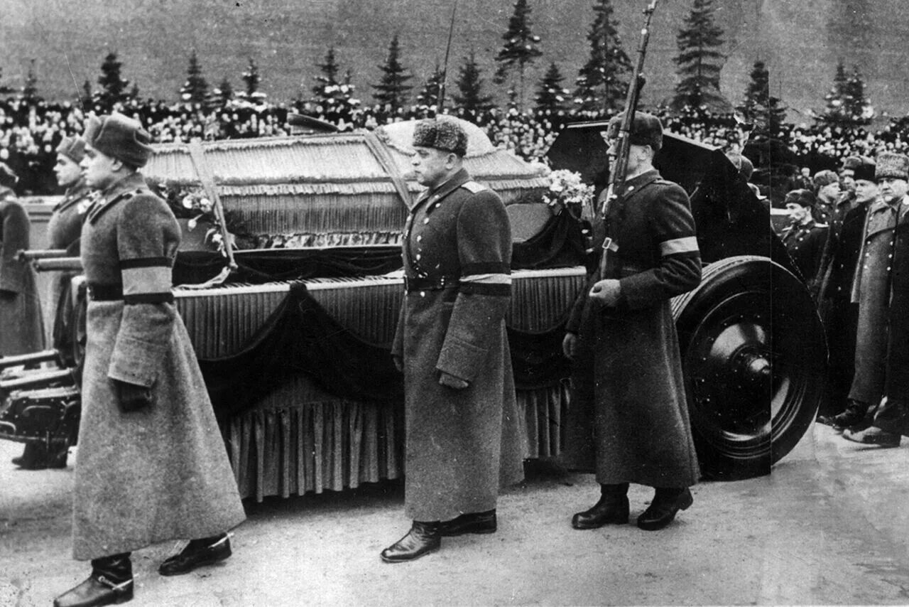 Сталин прощание. Перезахоронение Сталина 1961. Перезахоронение Сталина из мавзолея. Сталин Иосиф Виссарионович похороны Сталина.