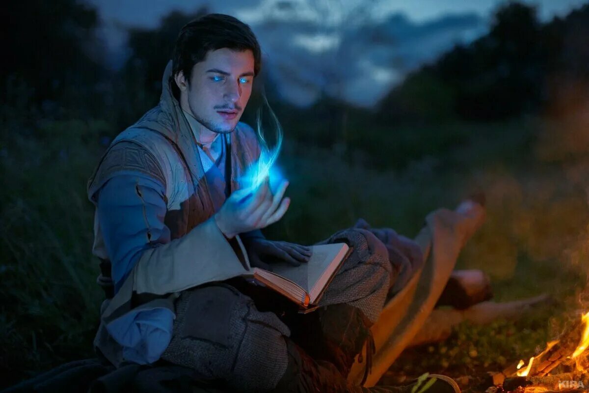 Магия фэнтези. Колдун маг чародей косплей. Женщина ведьма. Битва магов фэнтези. Темная магия.