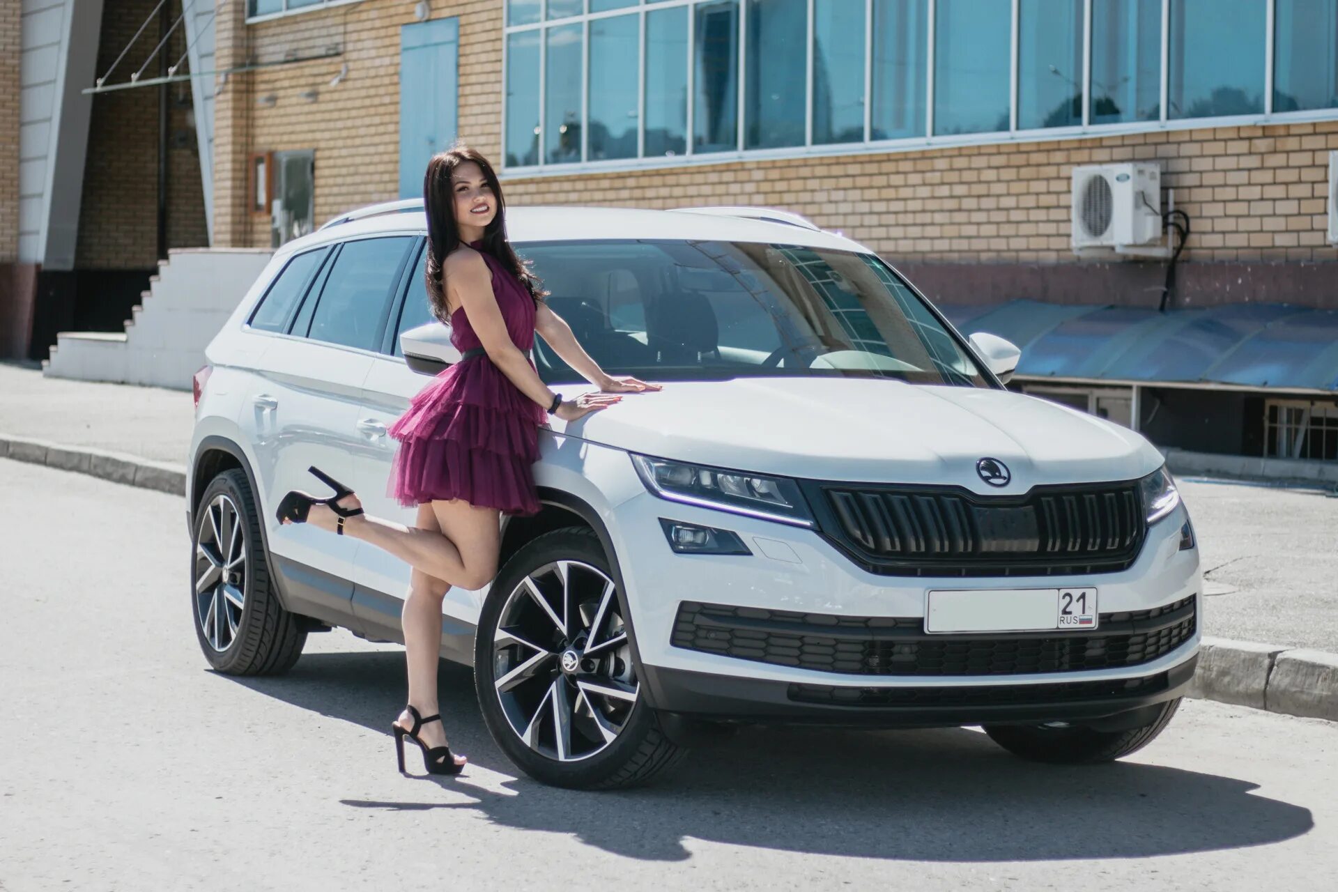 Дром ру шкода. Skoda фотосет. Девушка в авто Шкода. Skoda фотосет красная. Топ необычных паркетников.